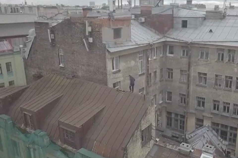 Петербургский руфер едва не покалечился, пытаясь забраться на башню с часами на Апраксином дворе