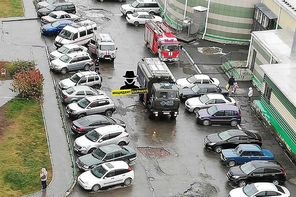 Оцепленный двор. Фото: «Инцидент Барнаул»