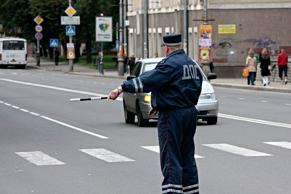 Псковских автомобилистов и их транспорт проверят служащие специальной роты ДПС.