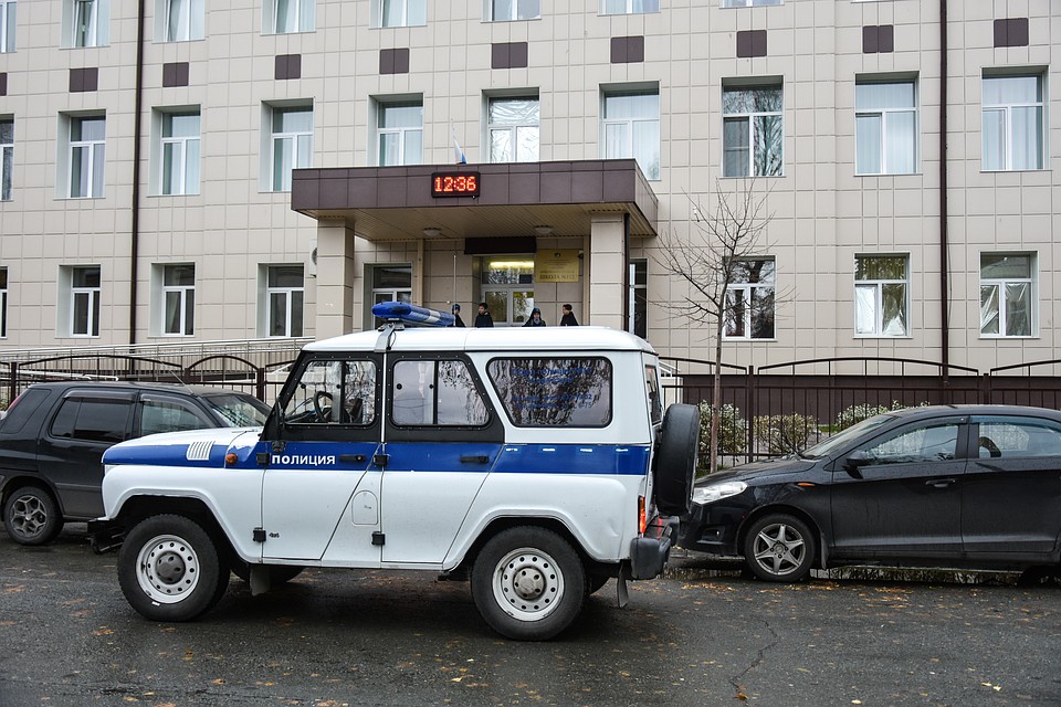 В школе работали полиция и следователи.
