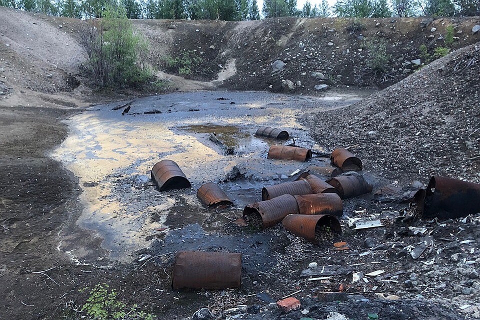 Денег на ликвидацию "нефтяного болота" пока нет. Фото: Евгений Истомин