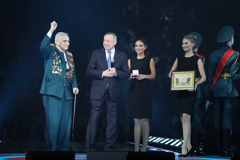 Отдельно чествовали 96-летнего ветерана-дорожника. Фото: gov.spb.ru