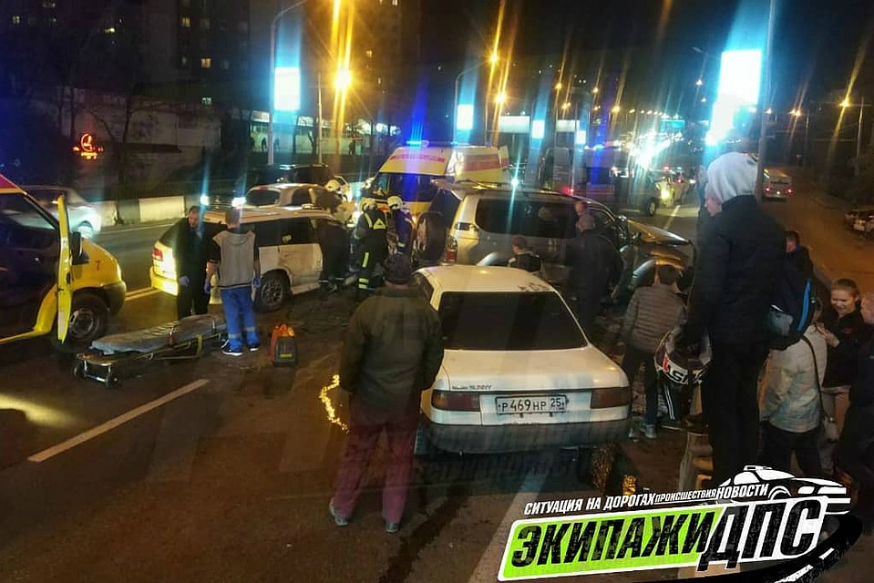 Иномарки столкнулись на мосту в районе Второй речки. Фото: dps_vl