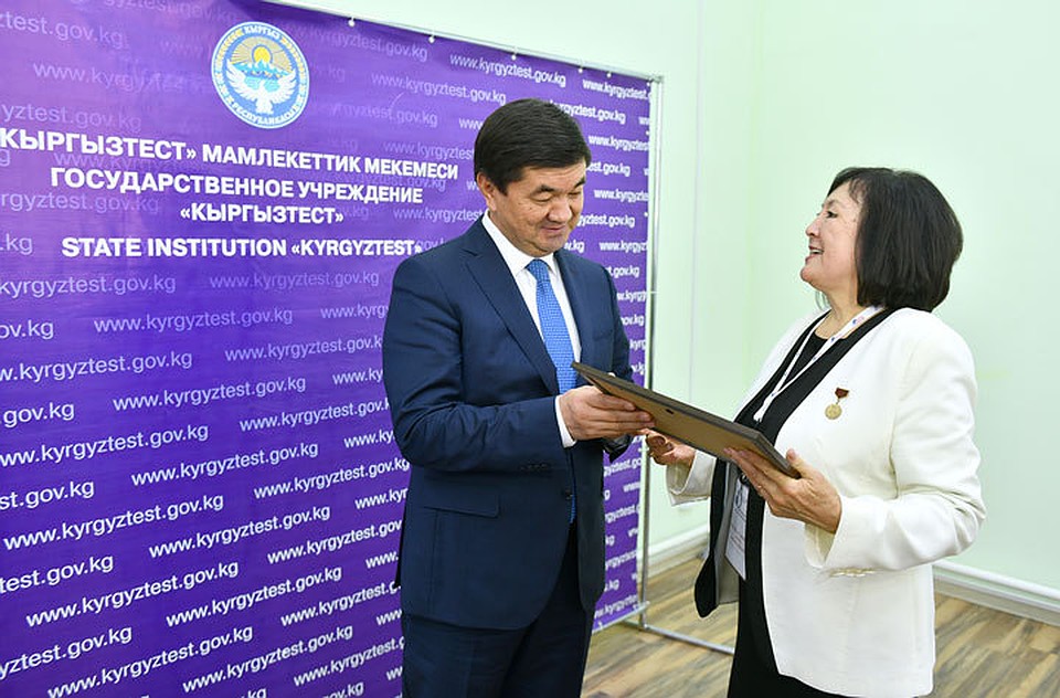 После завершения тестирования Абылгазиеву вручили сертификат, подтверждающий владение им госязыком на наивысшем уровне.