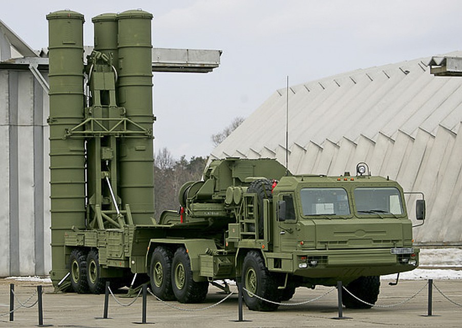 Дальность действия С-400 достигает 400 км, она способна уничтожать цели на высоте до 30 км. Фото с сайта Минобороны РФ.