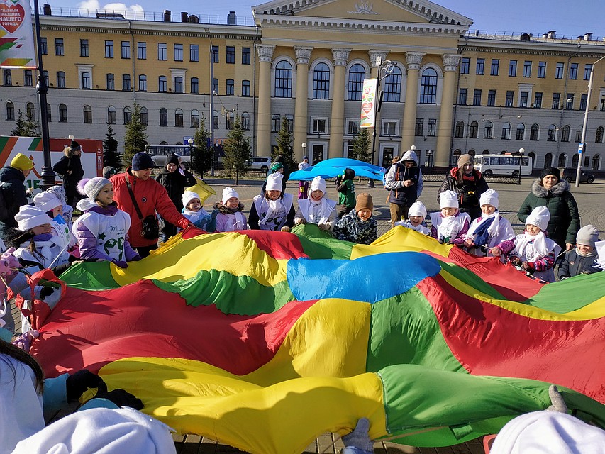 На празднике дети узнали, как сортировать и выбрасывать мусор