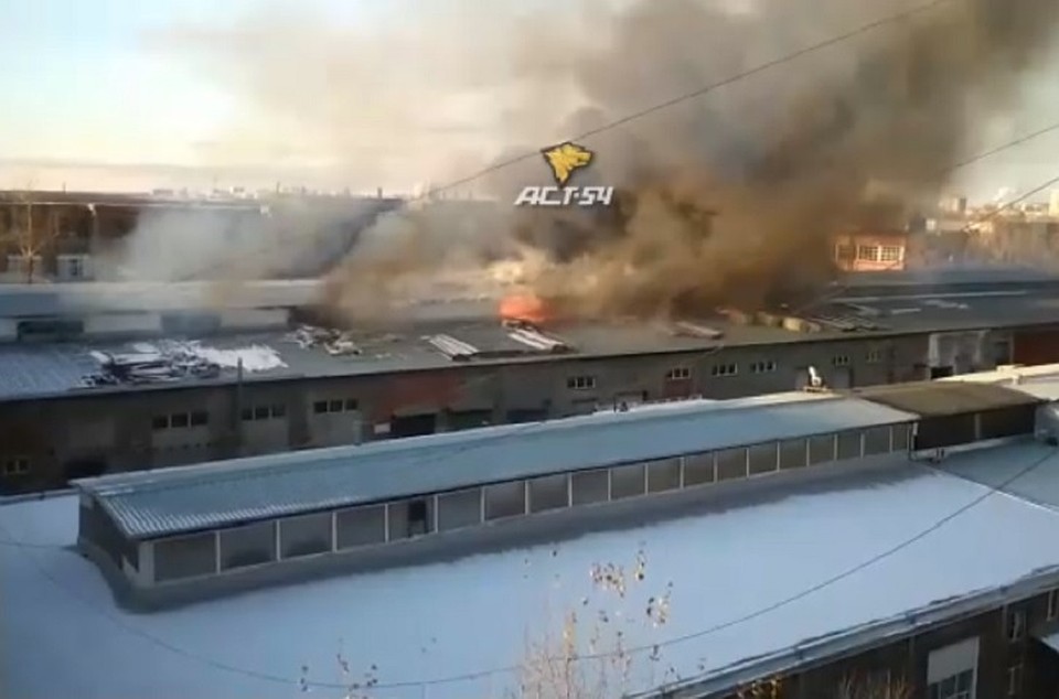 В Новосибирске загорелся склад мебельной фабрики. Фото: Кадр из видео