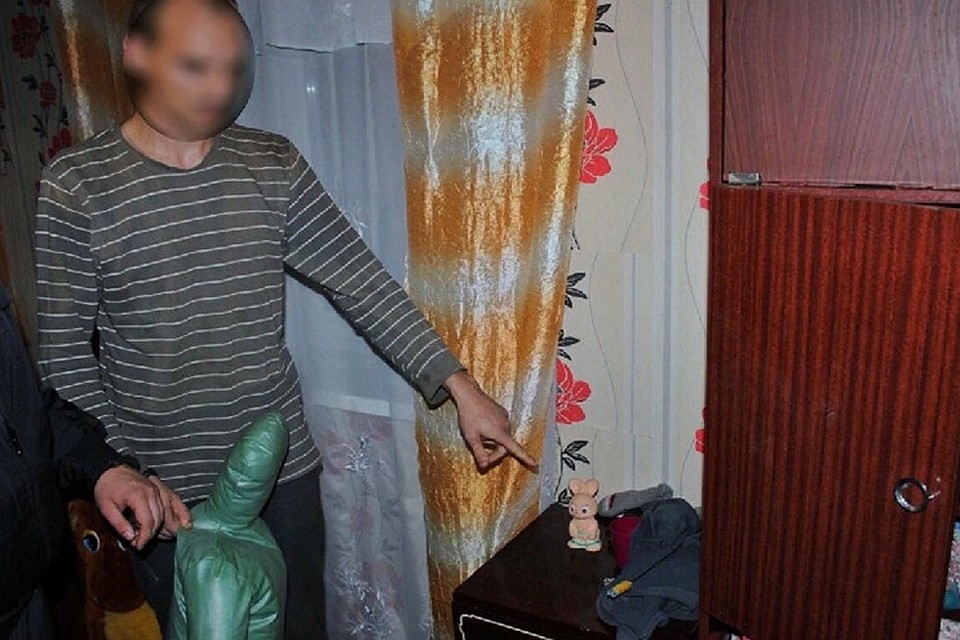 Следствие предполагает, что девочку до смерти забил родной папа. Фото: СК