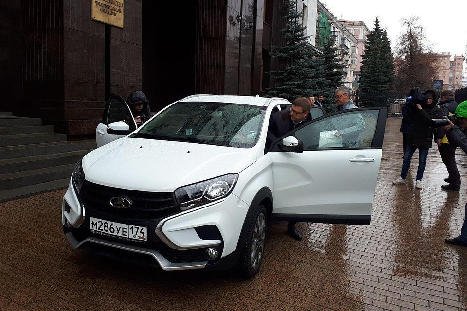 Для поездки по Челябинску Текслер выбрал отечественный внедорожник Lada XRAY. Фото: Челябинск Сегодня