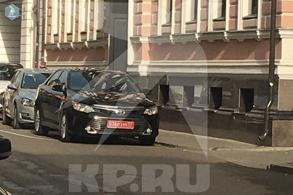 Автомобиль с дипломатическими номерами возле дома, во дворе которого нашли тело девушки