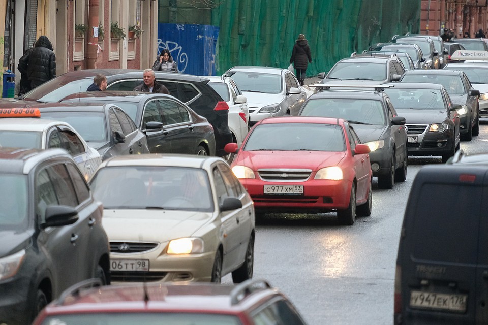 Петербургские автомобилисты устроили "творческую пробку" со стихами
