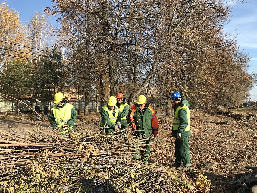 На участке от улицы Строителей до Островского ежедневно работали несколько десятков работников РНПК.