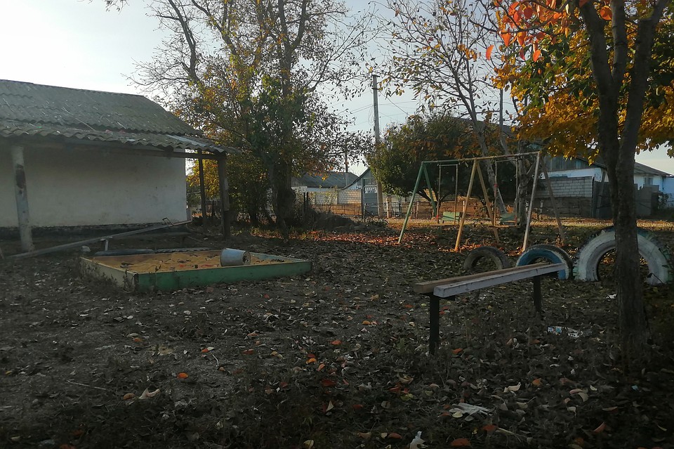 Сельчане говорят, что девочку обвиняемый увел с детской площадки.