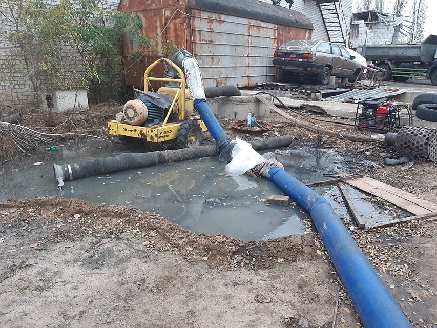 Такая вот огромная лужа образовалась под наружной трубой канализации.