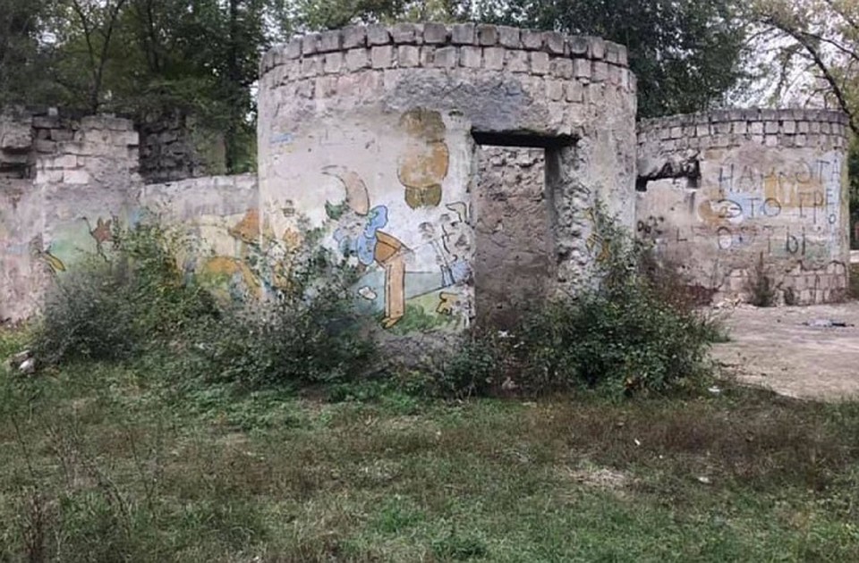 На месте старого здания в парке Ла Извор начинают строить туалет. Фото: agora.md