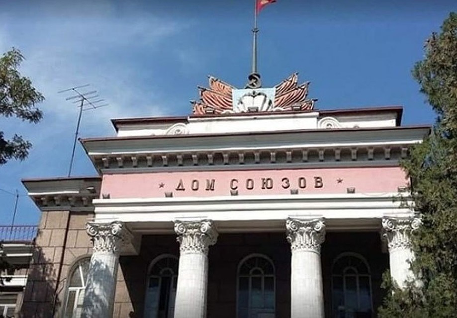 Символику на здании Дома профсоюзов в Бишкеке обновят.