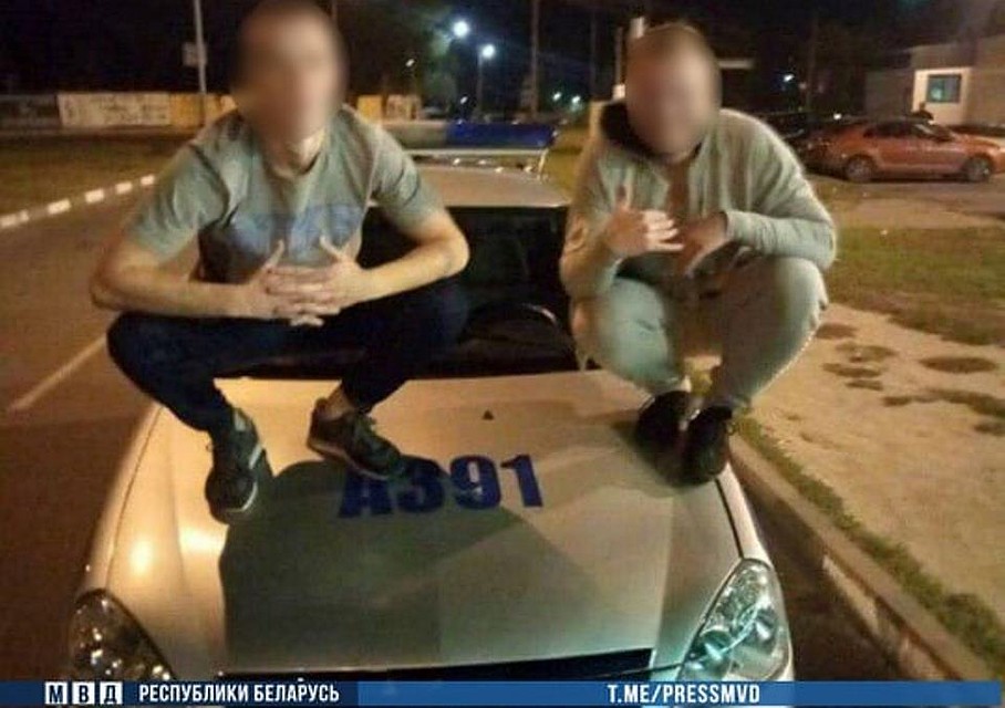 Молодые люди разместили фото в "Инстаграме" еще до их задержания. Фото: МВД