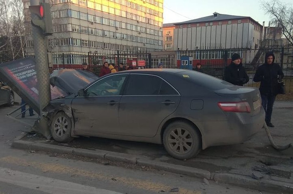 В Новосибирске произошла авария с участием двух автомобилей. Фото: ГИБДД Новосибирск