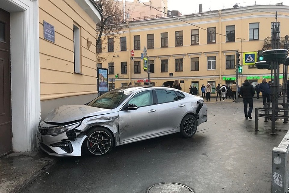 Иномарка влетела в здание школы на углу Вознесенского и канала Грибоедова