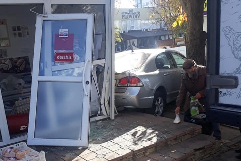 В Кишиневе автоледи едва не сбила пожилого мужчину и влетела в витрину магазина