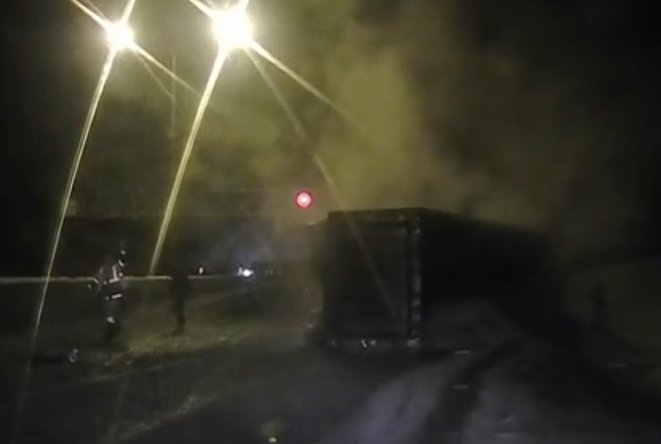 Погибшего водителя нашли под щебнем из грузовика. Фото: принтскрин видео vk.com/spb_today