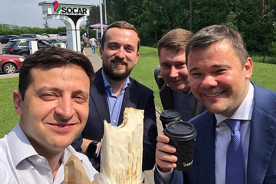 Шоумена выбрали президентом. Похоже, кроме Зеленского и его команды, никто больше не смеется