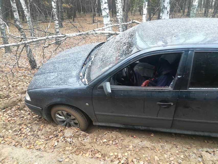 Тело мужчины обнаружили в этой машине.
