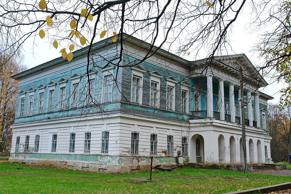 Господский дом с колоннадой: первый этаж кирпичный, второй и третий - из вековой лиственницы Фото: vk.com/kurkino_estate