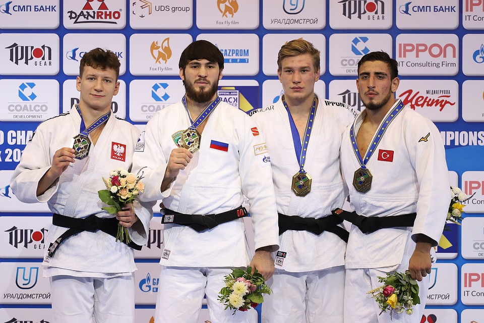 Спортсмен из России Турпал Тепкаев на пьедестале