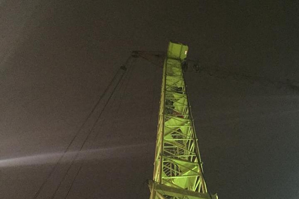 Крановщика парализовало на высоте 50 метров
