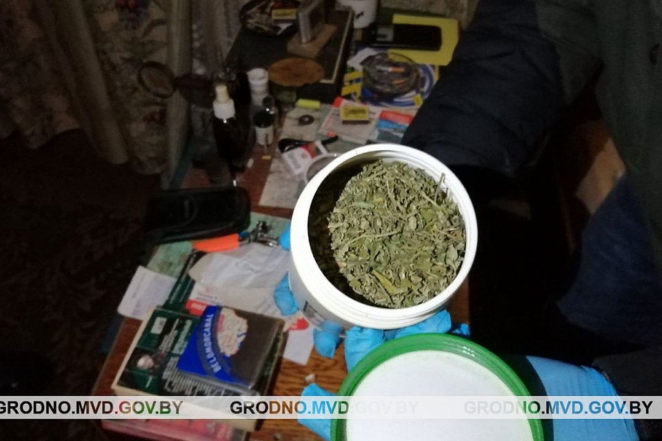 В работающего в колхозе мужчины нашли марихуану. Фото: grodno.mvd.gov.by