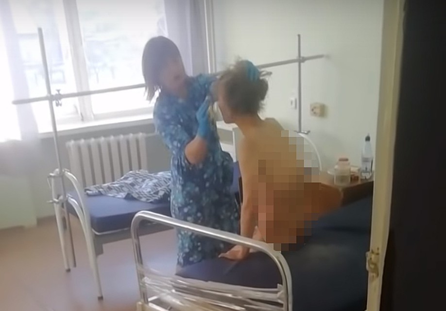 УБорщица уверяет, что не вытирала лицо грязной тряпкой.
