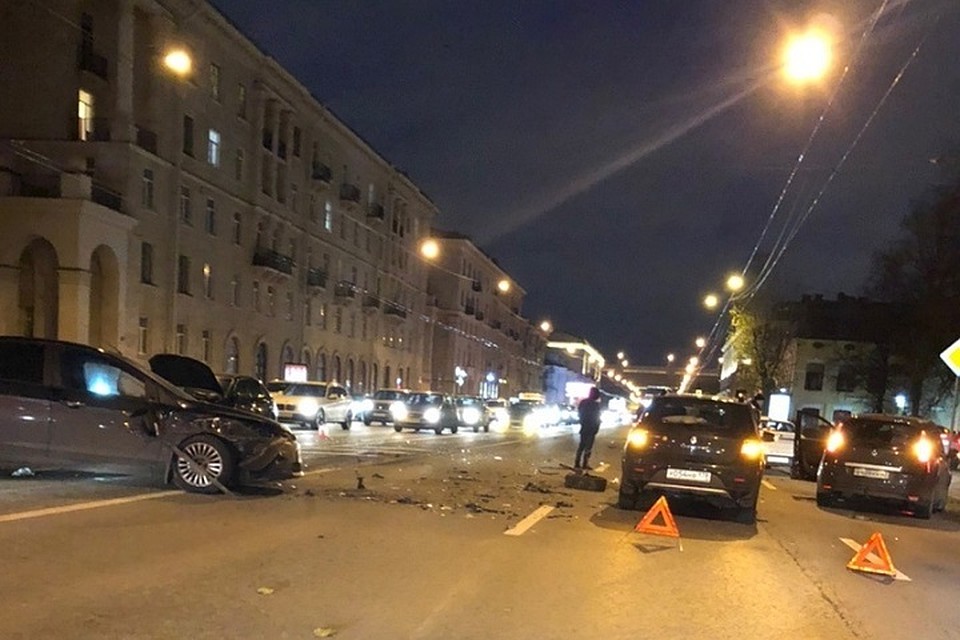 Массовое ДТП на проспекте Стачек перекрыло движение в Кировском районе