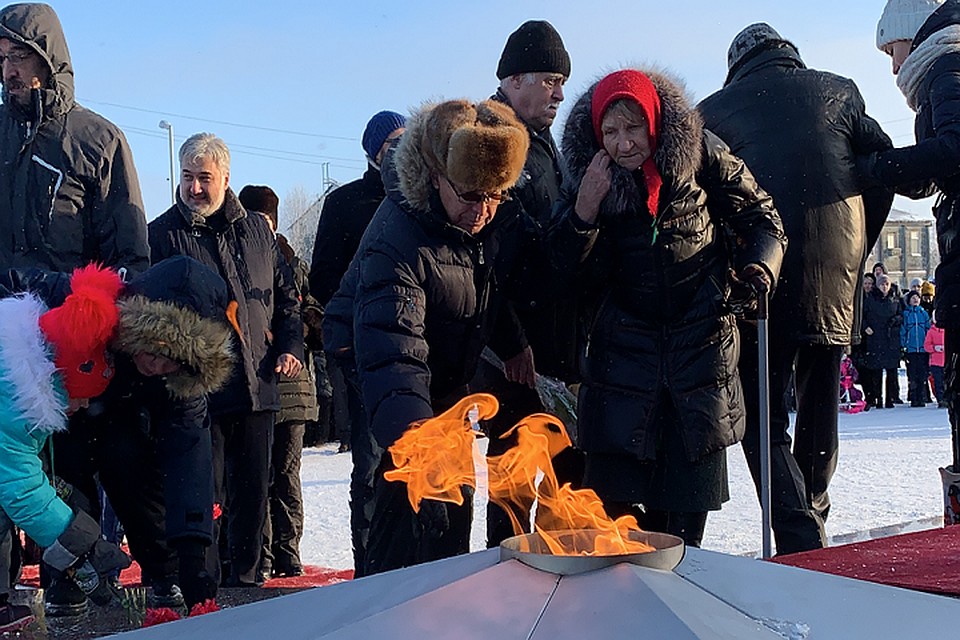В Губкинском на площади Воинской Славы зажгли Вечный огонь Фото: yanao.ru