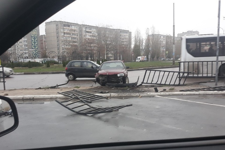 Дама за рулем снесла забор. Фото: Юлия Вострикова