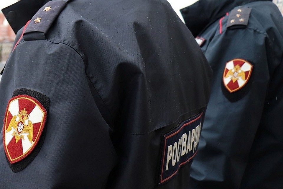 Росгвардейцы задержали мужчину с топором