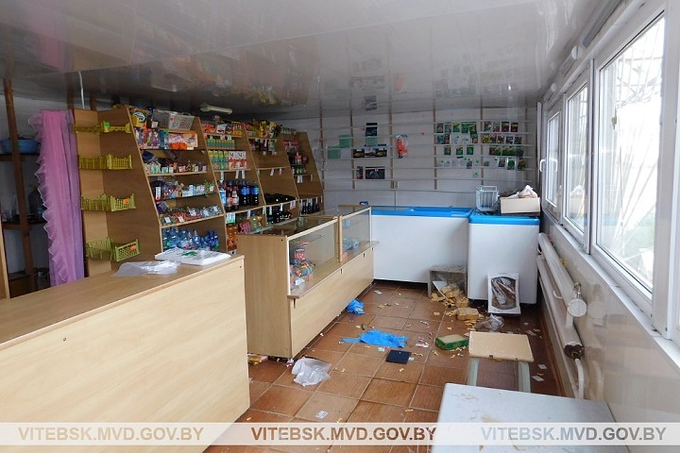 Чтобы унести награбленное воры вызвали такси к месту преступления. Фото: УВД Витебского облисполкома.