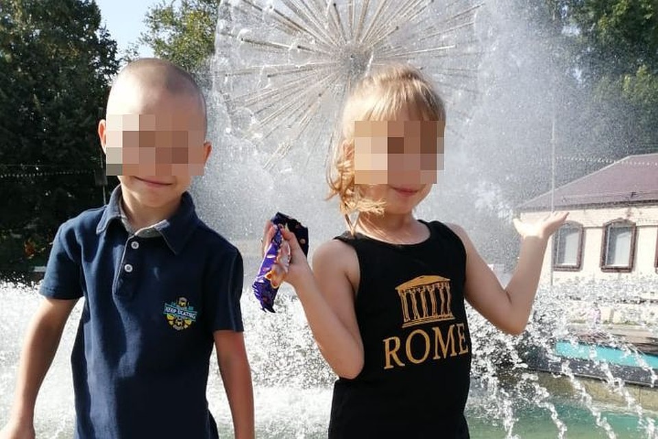 В выходные Ксения гуляет со своими детьми. Сыновья помогают маме как могут.