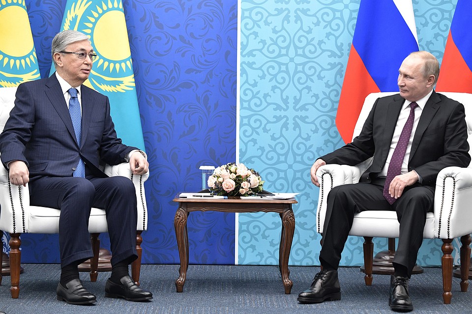 Президент Казахстана Касым-Жомарт Токаев и президент РФ Владимир Путин во время встречи в Конгресс-холле. Фото: Алексей Никольский/ТАСС