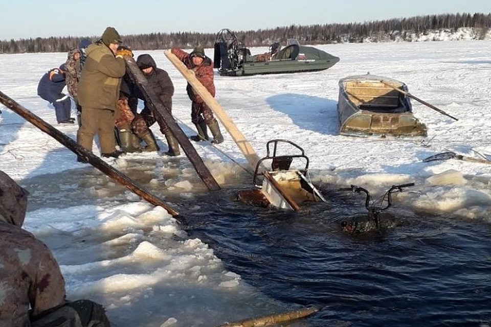 На реке Войкар снегоход с людьми провалился по лед Фото: Госавтоинспекция Ямала