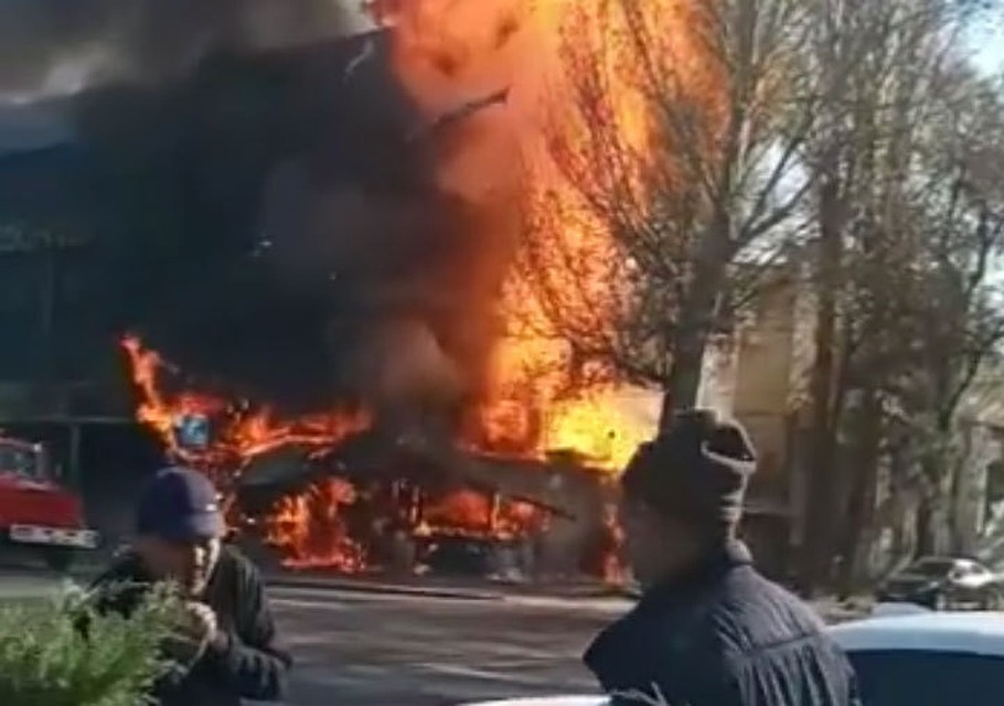 Пожару предшествовал взрыв.