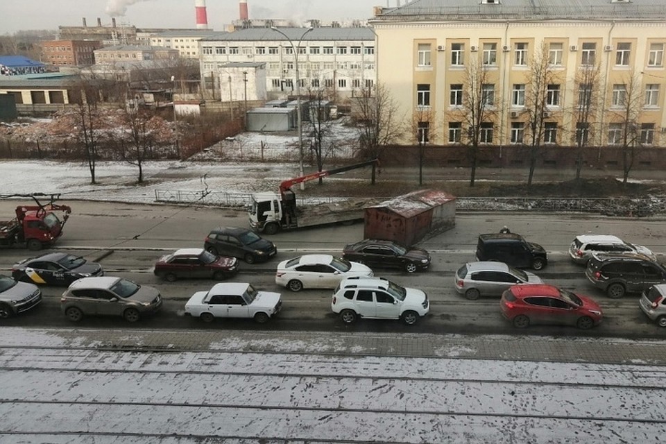 Не довез: автокран уронил гараж на оживленную дорогу. ФОТО: vk.com, "Инцидент Кемерово"