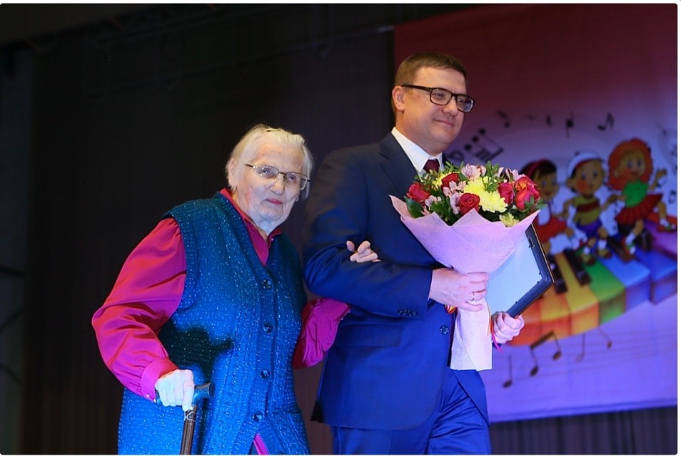 Алексей Текслер поздравил с юбилеем школы любимых учителей... Фото: gubernator74.ru