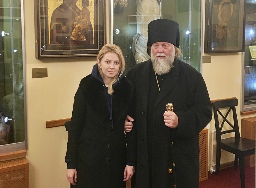 В Нило-Столобенской пустыни Наталья Поклонская пообщался с архимандритом Аркадием. Фото: Vladimir.com/poklonskaya_nv