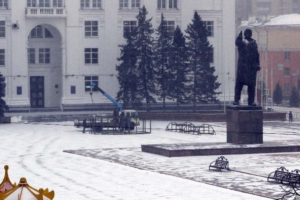 На площади Советов в Кемерове начали устанавливать новогоднюю ель.Фото: Администрация города Кемерово