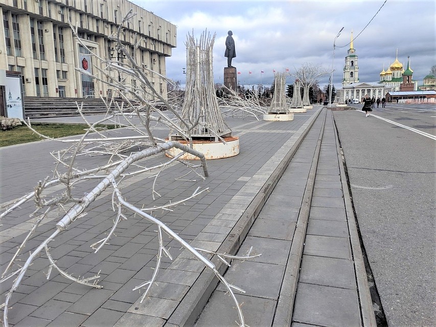 На площади Ленина в Туле монтируют новогоднее украшение