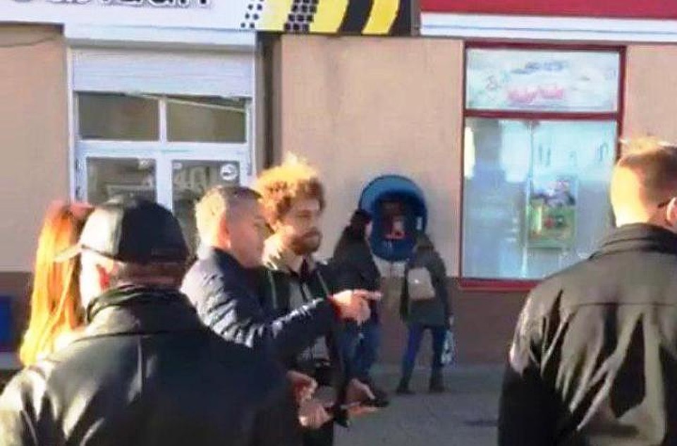 Карамышев показывает блогеру Курск
