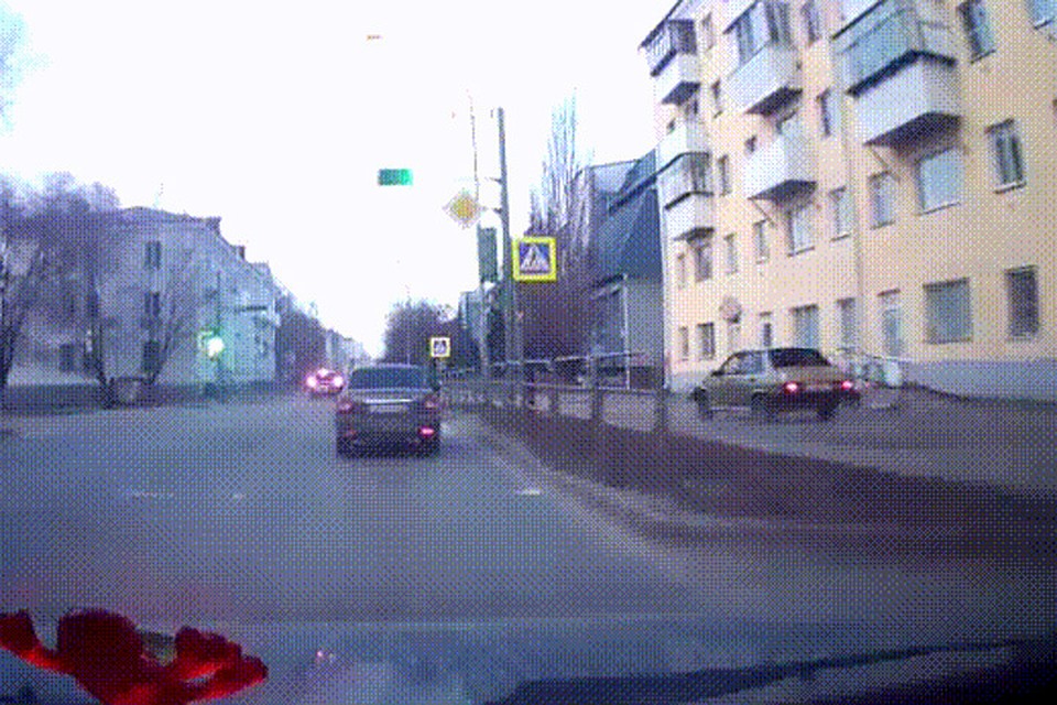 Автомобиль промчался по тротуару. Кадр из видео vk.com/kurgan