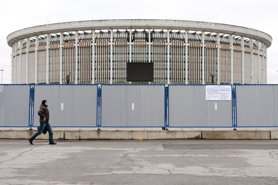 Сейчас СКК "Петербургский" оградили строительным забором на время изысканий.
