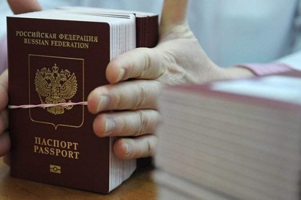 Очередь желающих получить паспорта РФ и ДНР не уменьшается. Фото: ДАН